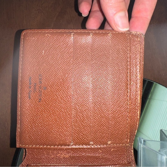 Louis Vuitton Men’s Bifold Monogram Wallet - Picture 9 of 16